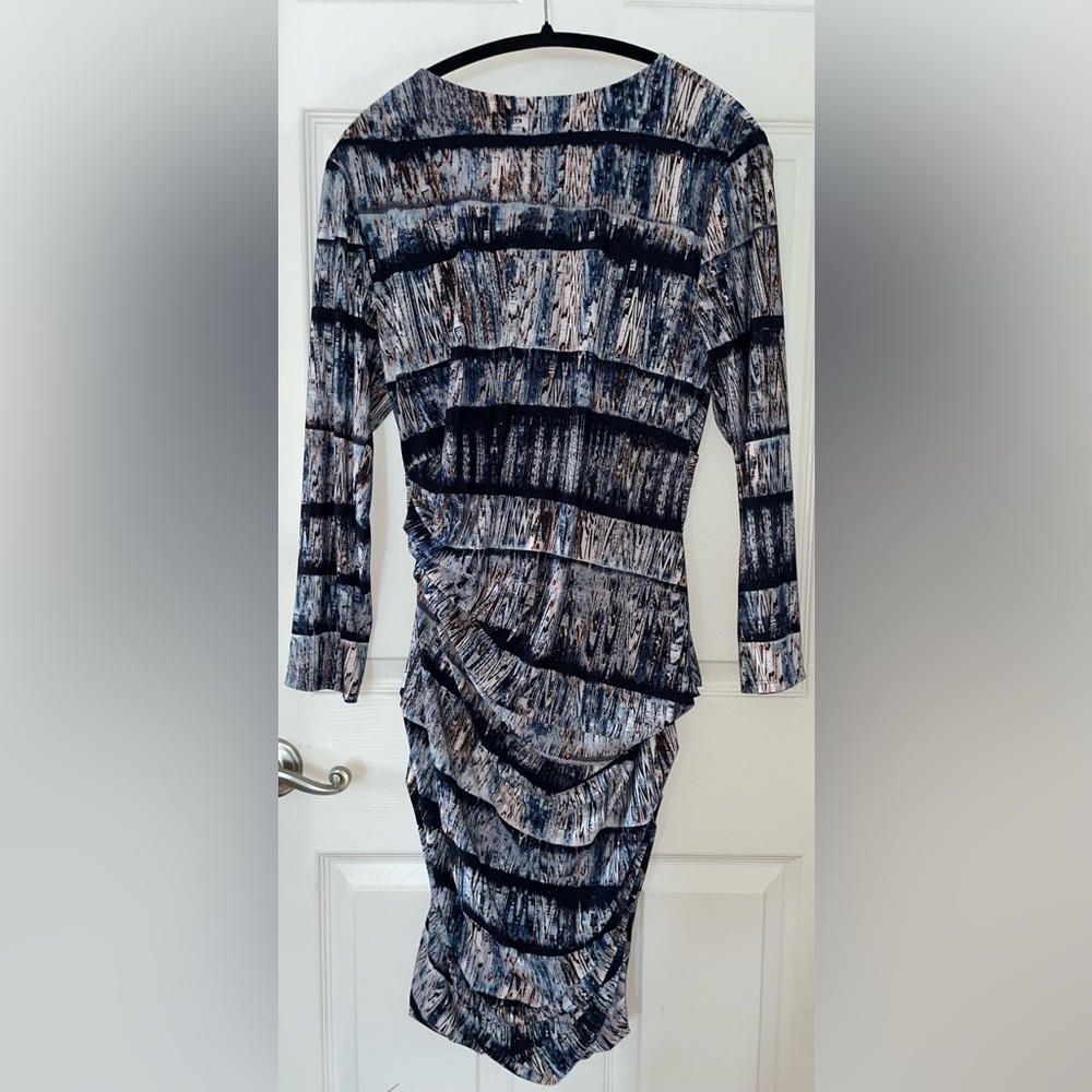 BCBGMaxAzria Navy and Black Abstract Ruched V-Neck Long-Sleeve Dress - Picture 2 of 4
